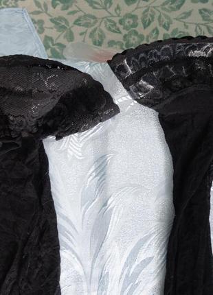 Черные кружевные чулки.