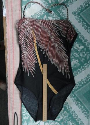 Стильный черный слитный купальник.