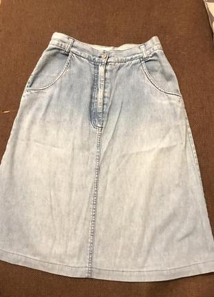 Джинсова спідниця до коліна