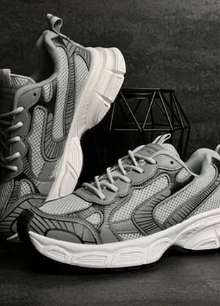 Світло-сірі масивні кросівки