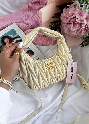 Женская бежевая кожаная сумка в стиле miu miu