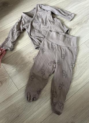 Комплект бодік штанці домашній унісекс коричневий тілесний зайчики на запах рубчик