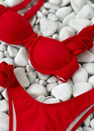 Женский яркий красный раздельный купальник с чашечками с чашечками с цветками8 фото