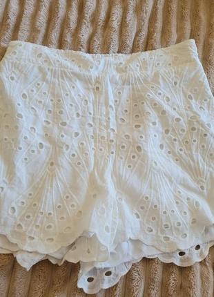 Стильные шорты 44-46р в идеальном состоянии, бирка сняла, но ни разу не одевала