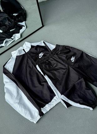 Черно-белый спортивный костюм nike