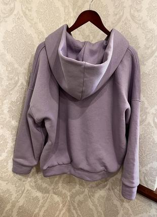 Тепла мʼяка толстовка (худі,куртка) з великим капюшоном та двома карманами від lior в ніжно фіолетовому кольорі2 фото