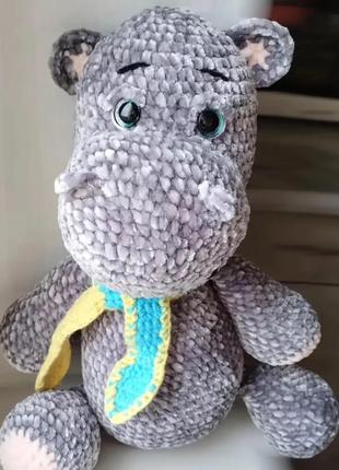 Бегемотик з плюшевої пряжи