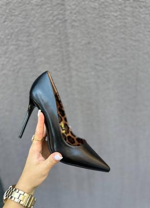 Жіночі стильні базові чорні туфлі човники, лодочки з екошкіри на підборах, на каблуку шпильці з леопардовим принтом всередині8 фото