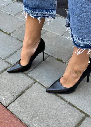 Жіночі стильні базові чорні туфлі човники, лодочки з екошкіри на підборах, на каблуку шпильці з леопардовим принтом всередині3 фото