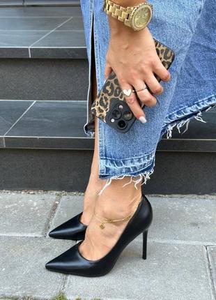 Жіночі стильні базові чорні туфлі човники, лодочки з екошкіри на підборах, на каблуку шпильці з леопардовим принтом всередині5 фото