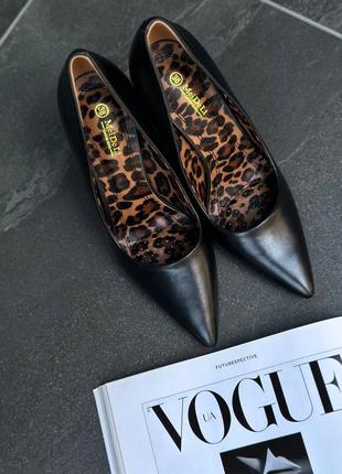 Жіночі стильні базові чорні туфлі човники, лодочки з екошкіри на підборах, на каблуку шпильці з леопардовим принтом всередині7 фото