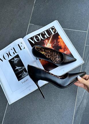 Жіночі стильні базові чорні туфлі човники, лодочки з екошкіри на підборах, на каблуку шпильці з леопардовим принтом всередині6 фото