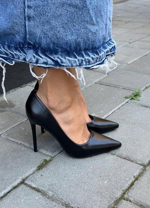 Жіночі стильні базові чорні туфлі човники, лодочки з екошкіри на підборах, на каблуку шпильці з леопардовим принтом всередині