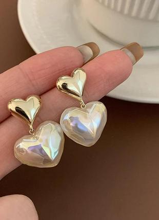 Оригінальні золотисті сережки цвяшки з перловим серцем