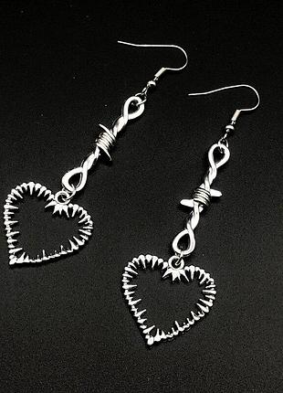Сріблясті сережки у вигляді серця з колючого дроту
