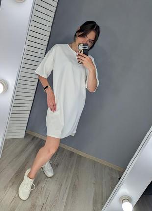 Белое короткое платье-футболка от boohoo с карманами.