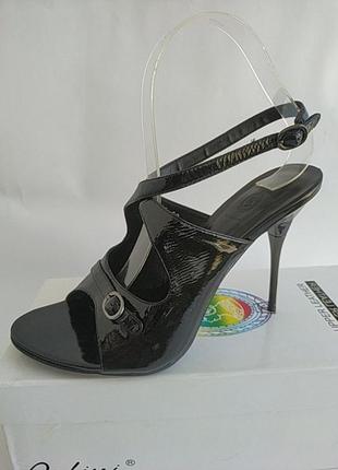 Шкіряні босоніжки на металевих каблуках розмір 37 та 38