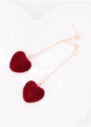 Серьги висячие гвоздики с бархатные подвесками сердечками на золотистой цепочке