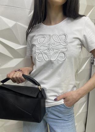 Белая футболка loewe, новая белая футболка с лого в стиле loewe, футболка женская бренд loewe белая