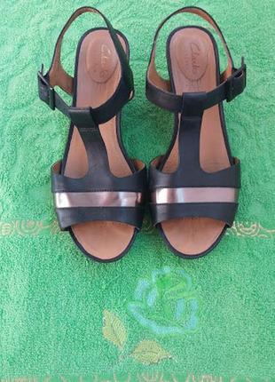 Сандалии clarks artisan из кожи с ремешками на танкетке, черные, бронзовые,