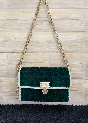 Вышитая сумочка на пластиковой основе.