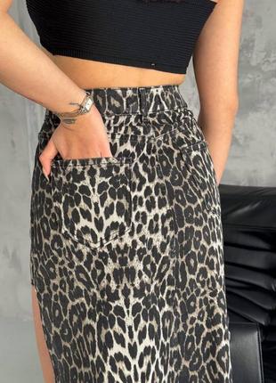 Женская трендовая леопардовая джинсовая юбка миди с открытой ножкой3 фото