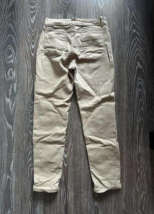 Бежевые базовые джинсы стрейч3 фото