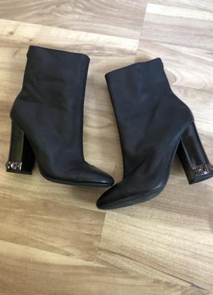Шкіряні ботильйони guess