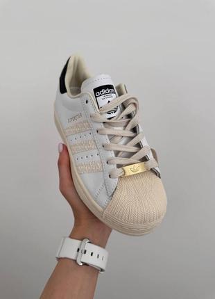 Жіночі кросівки в стилі adidas superstar white / beige logo premium.5 фото