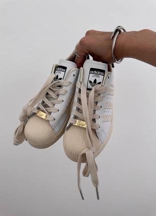 Жіночі кросівки в стилі adidas superstar white / beige logo premium.2 фото