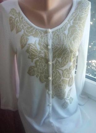 Красивая белая кофта на пуговицах.