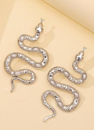 Сріблясті сережки у вигляді рельєфної змії зі штучними перлинами