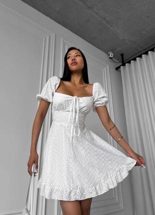 Женское платье из прошвы с открытой спинкой на шнуровке