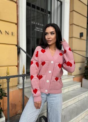 Вязаный кардиган на пуговицах с принтом сердечки с манжетами на рукавах и по низу кофты