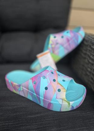 Сабо женские crocs classic platform palm print slide