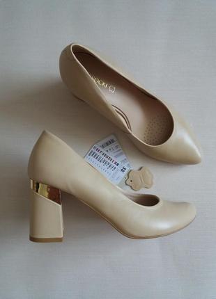 Туфлі шкіряні човники бежеві на широкому підборі