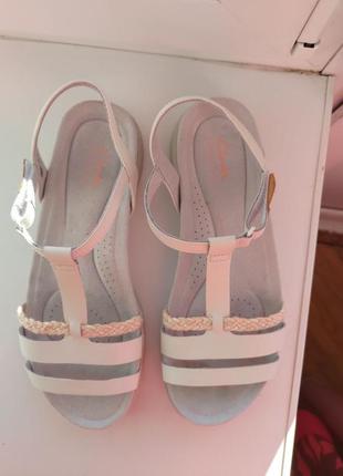 Шкіряні сандалі бренду clarks