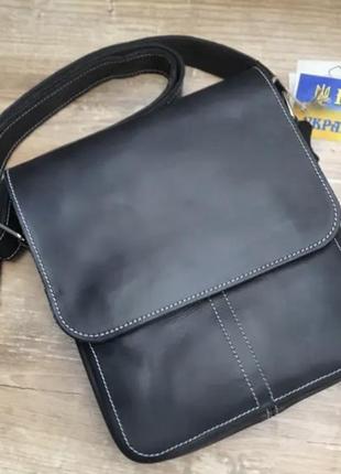 Мужская повседневная сумка кожаная 23*20*5 см черная с декоративной белой строчкой