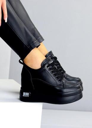 Модні снікерси, сучасні в чорному кольорі, жіночі на танкетці, чорна підошва, для дівчат кроси