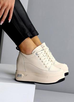 Молодіжні круті снікерси, в ніжному бежевому кольорі, жіночі спортивні на шнурках, танкетка, нові