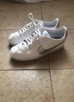 Nike cortez.