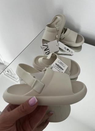 Гумові шльопанці zara