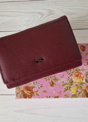 Небольшой бордовый кожаный кошелек на магнитной фиксации