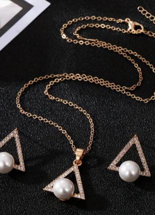 Комплект бижутерии колье и сережки