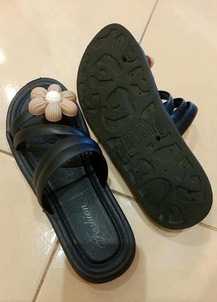 Сандалі жіночі