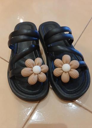 Сандалі жіночі