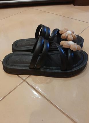 Сандалі жіночі