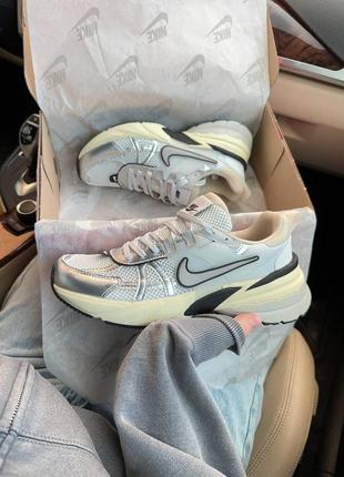Женские кроссовки nike runtek white silver найк серебристого с белым цветами
