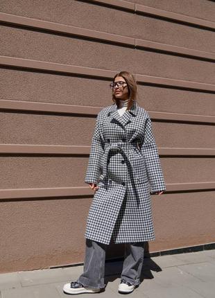 Длинное демисезонное пальто серого цвета