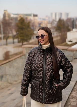 Весняна модель куртки з накладними кишенями для весняних образів